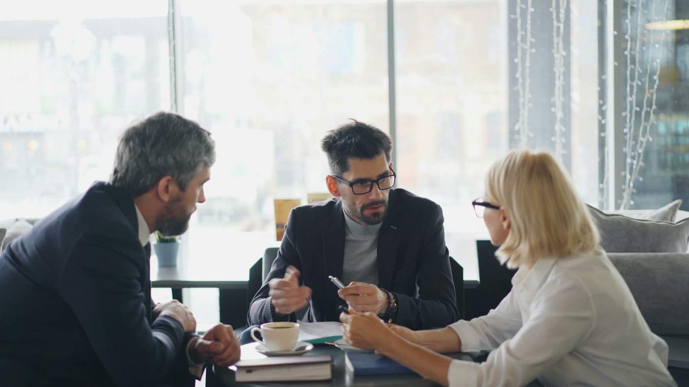 Trois professionnels expérimentés en réunion de travail