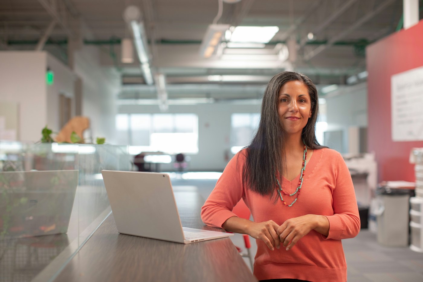 Femme souriante debout dans un bureau