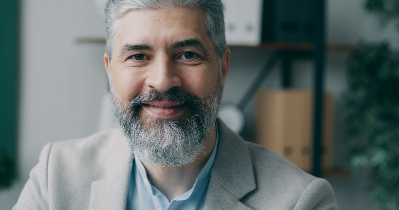 Homme souriant aux cheveux gris
